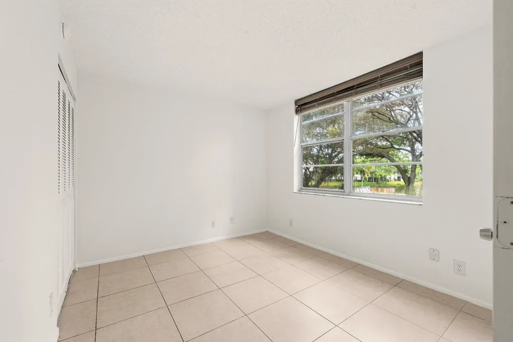 9340 Lagoon Place Davie FL 33324