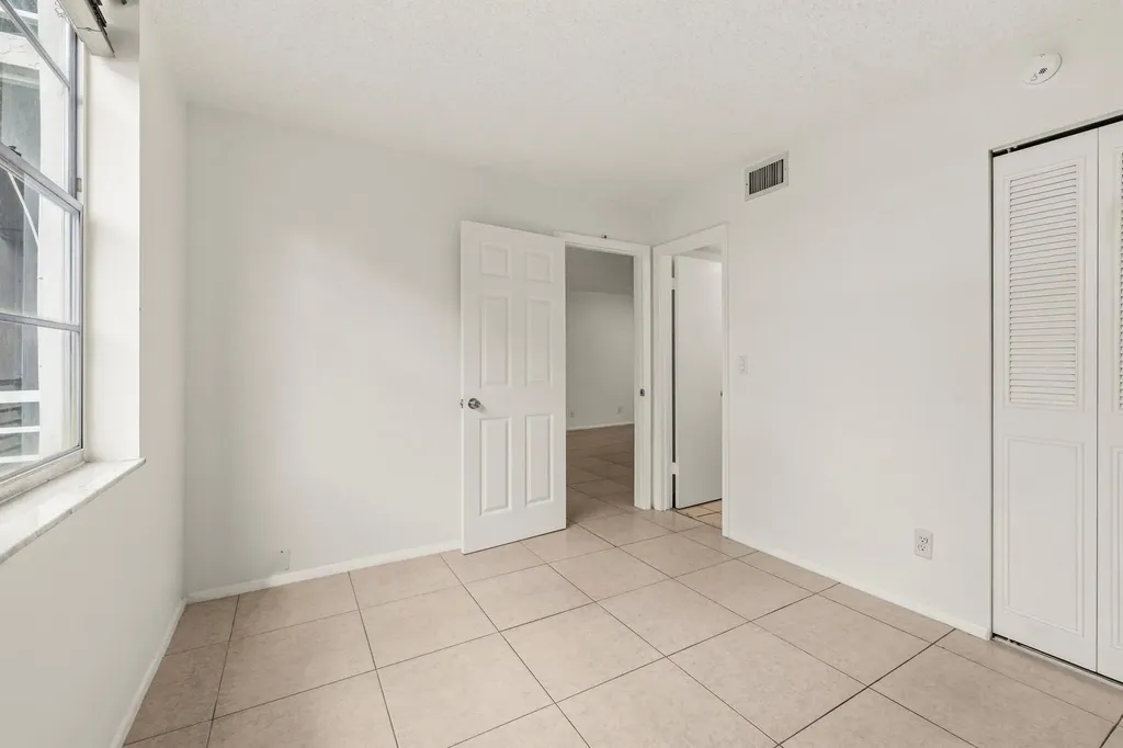 9340 Lagoon Place Davie FL 33324