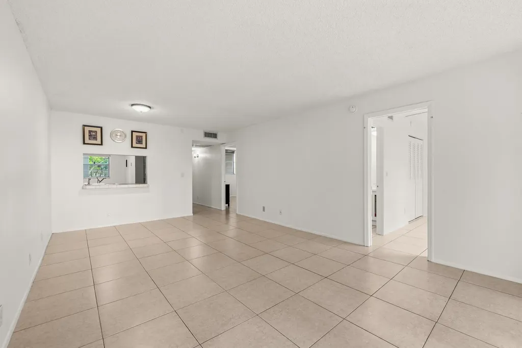 9340 Lagoon Place Davie FL 33324