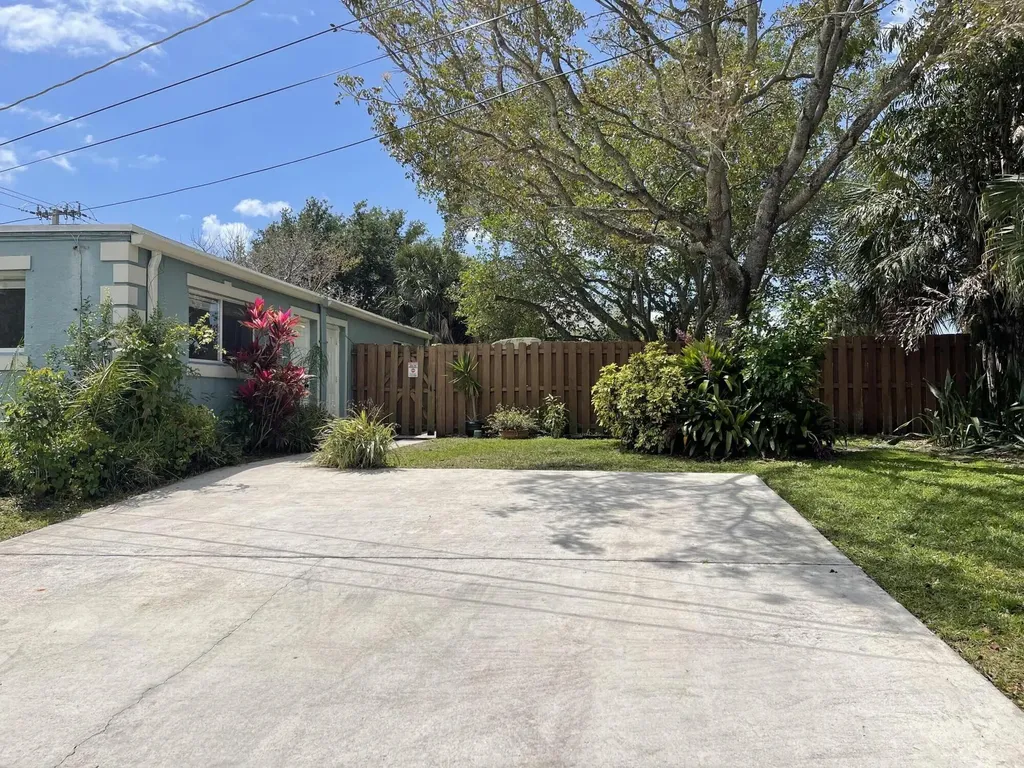 701 SE 4th Street Boynton Beach FL 33435