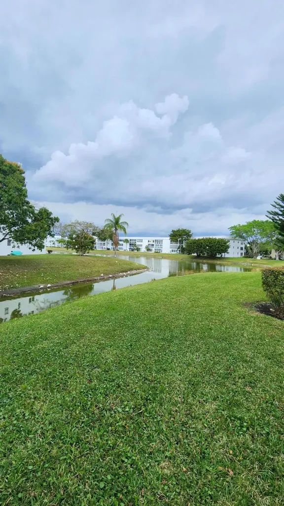 304 Wellington E West Palm Beach FL 33417