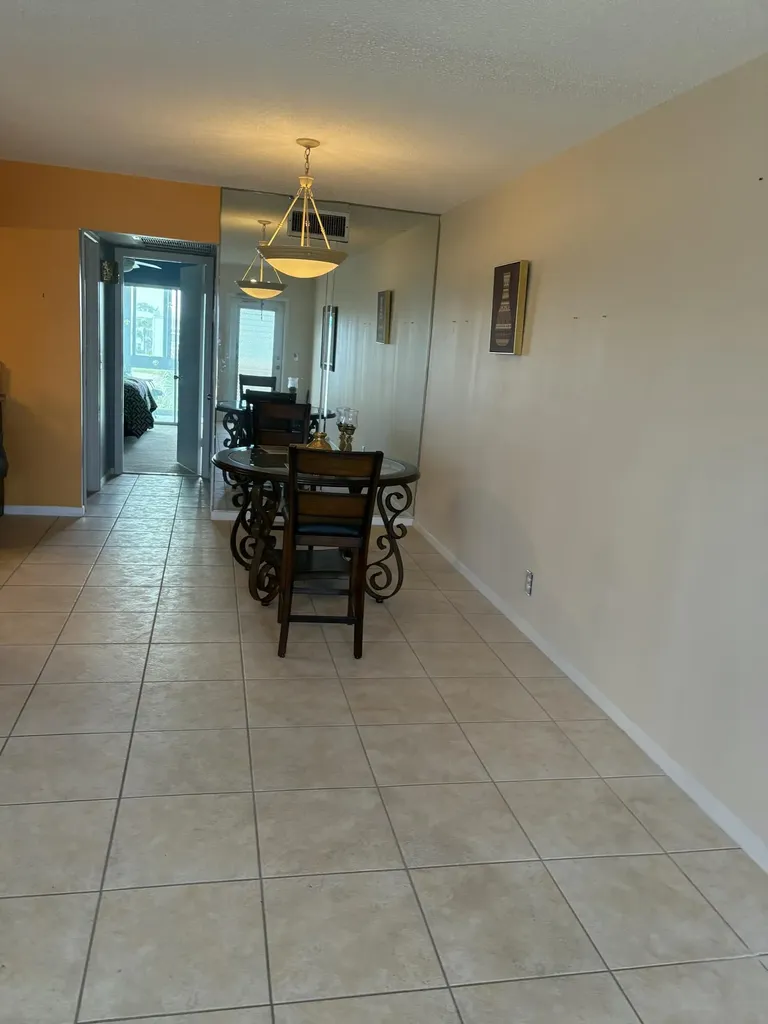 304 Wellington E West Palm Beach FL 33417