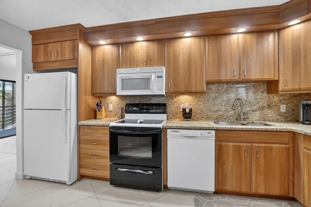 5851 Camino Del Sol Boca Raton FL 33433