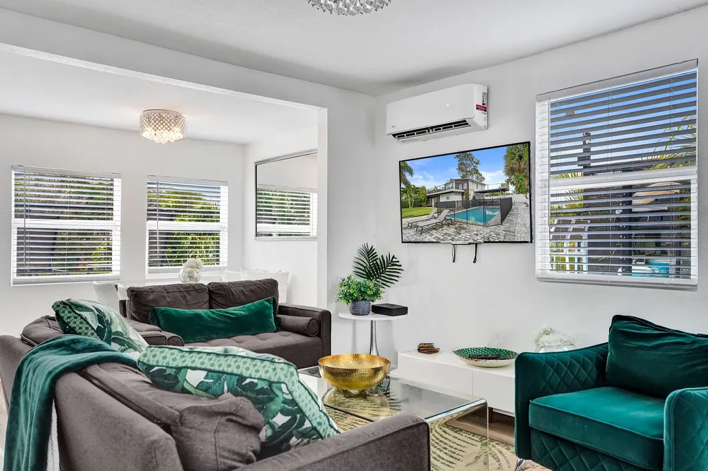 311 SE 3rd Avenue Delray Beach FL 33483