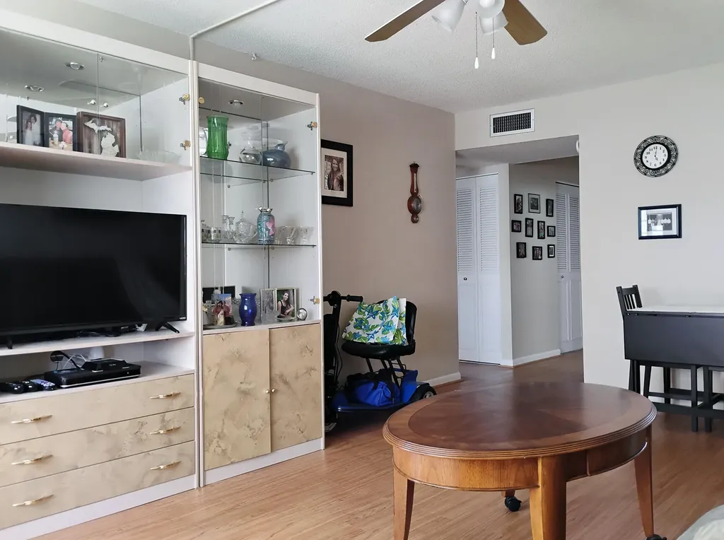 2562 N Garden Drive Lake Worth FL 33461