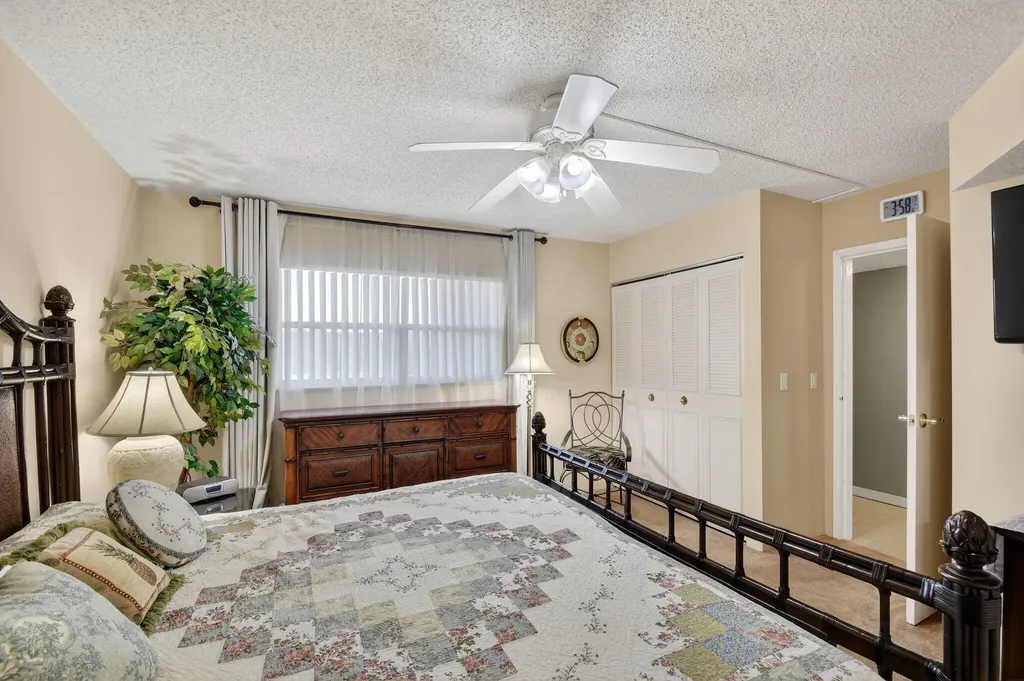 3524 Via Poinciana, 303 Lake Worth FL 33467