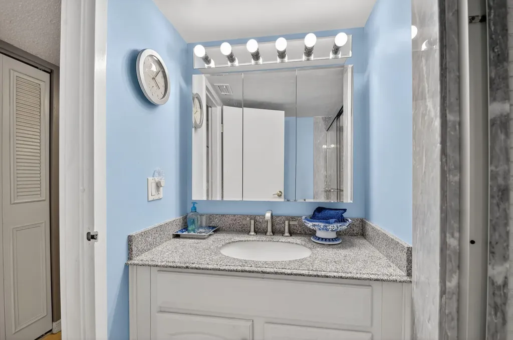 3524 Via Poinciana, 303 Lake Worth FL 33467