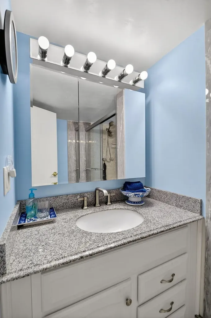3524 Via Poinciana, 303 Lake Worth FL 33467