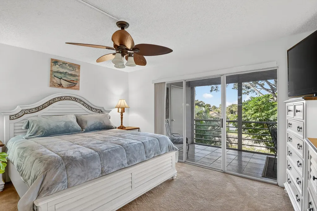 3524 Via Poinciana, 303 Lake Worth FL 33467