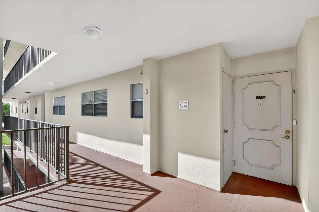 3524 Via Poinciana, 303 Lake Worth FL 33467