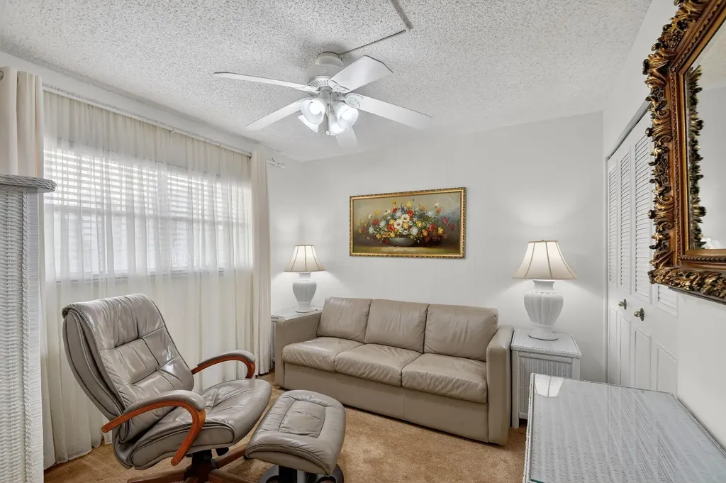 3524 Via Poinciana, 303 Lake Worth FL 33467