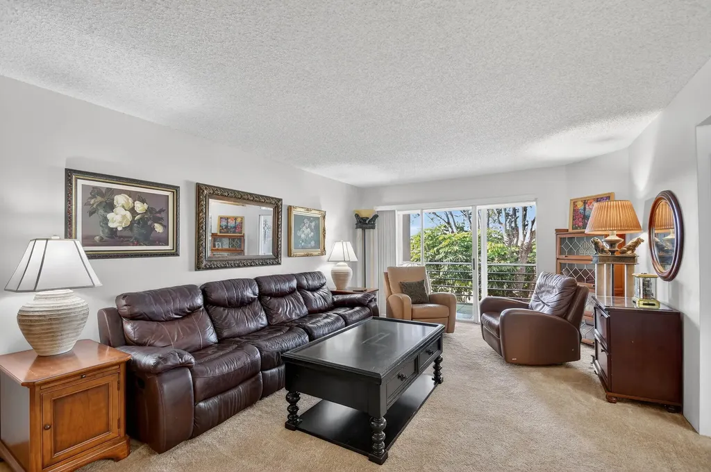 3524 Via Poinciana, 303 Lake Worth FL 33467