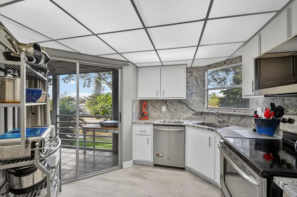 3524 Via Poinciana, 303 Lake Worth FL 33467