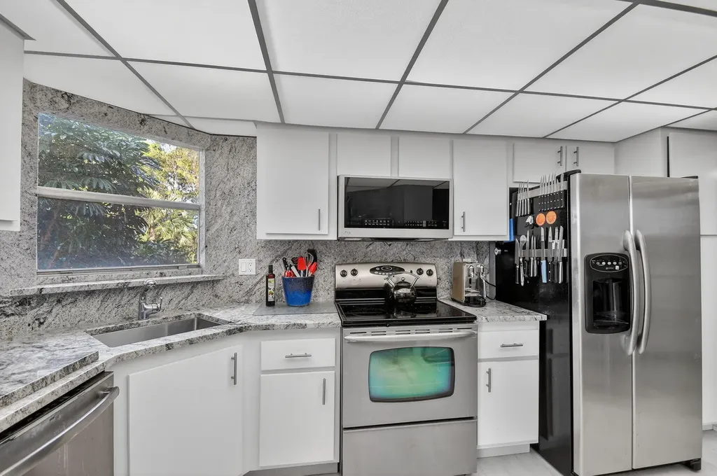 3524 Via Poinciana, 303 Lake Worth FL 33467