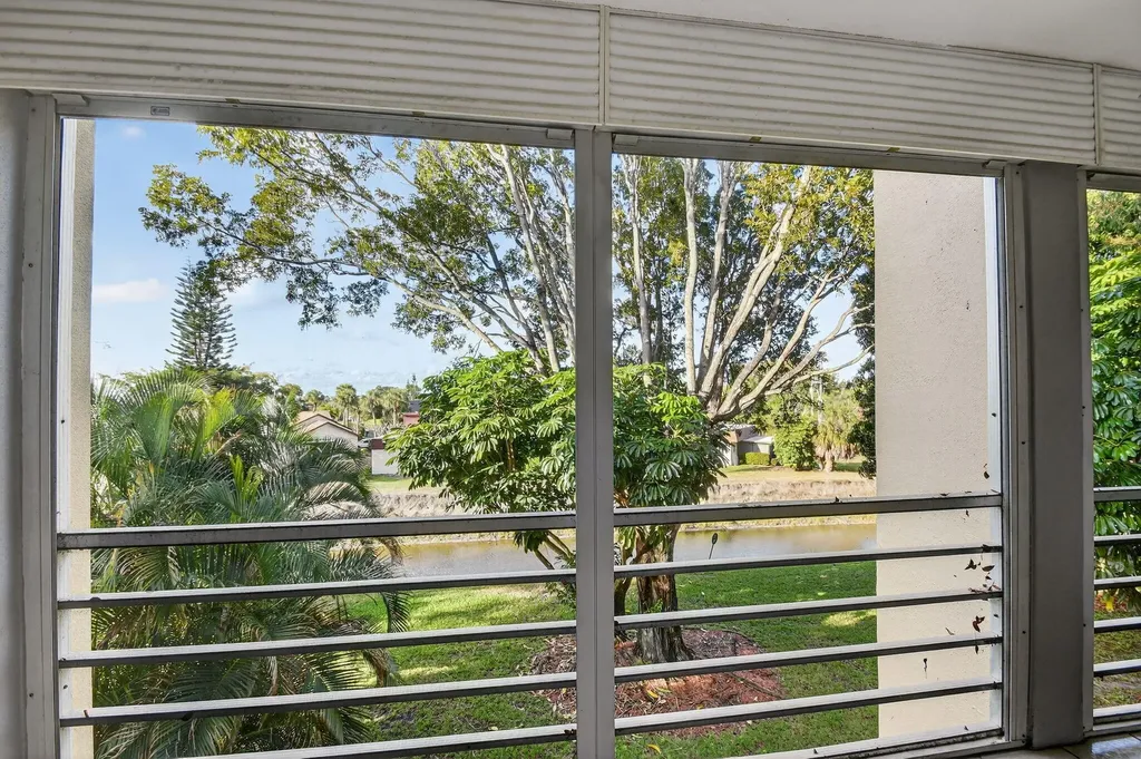 3524 Via Poinciana, 303 Lake Worth FL 33467