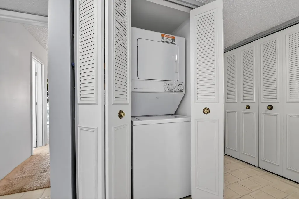 3524 Via Poinciana, 303 Lake Worth FL 33467