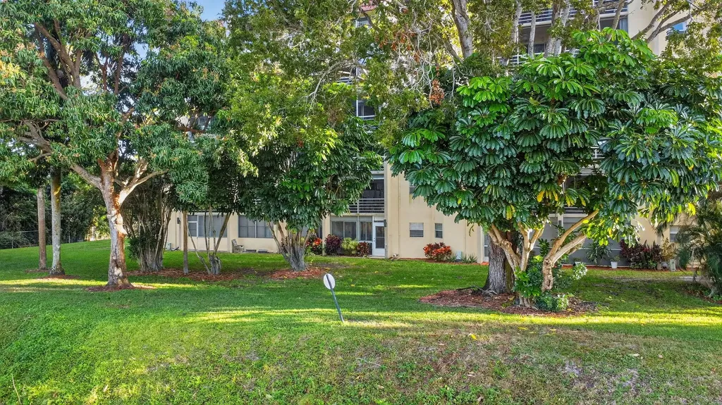 3524 Via Poinciana, 303 Lake Worth FL 33467