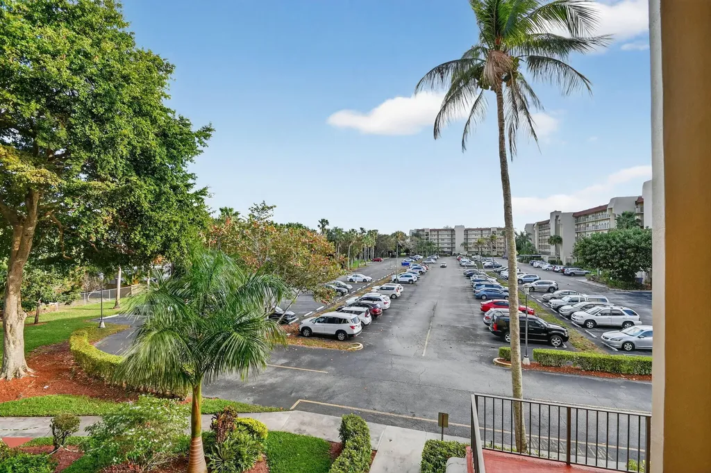 3524 Via Poinciana, 303 Lake Worth FL 33467