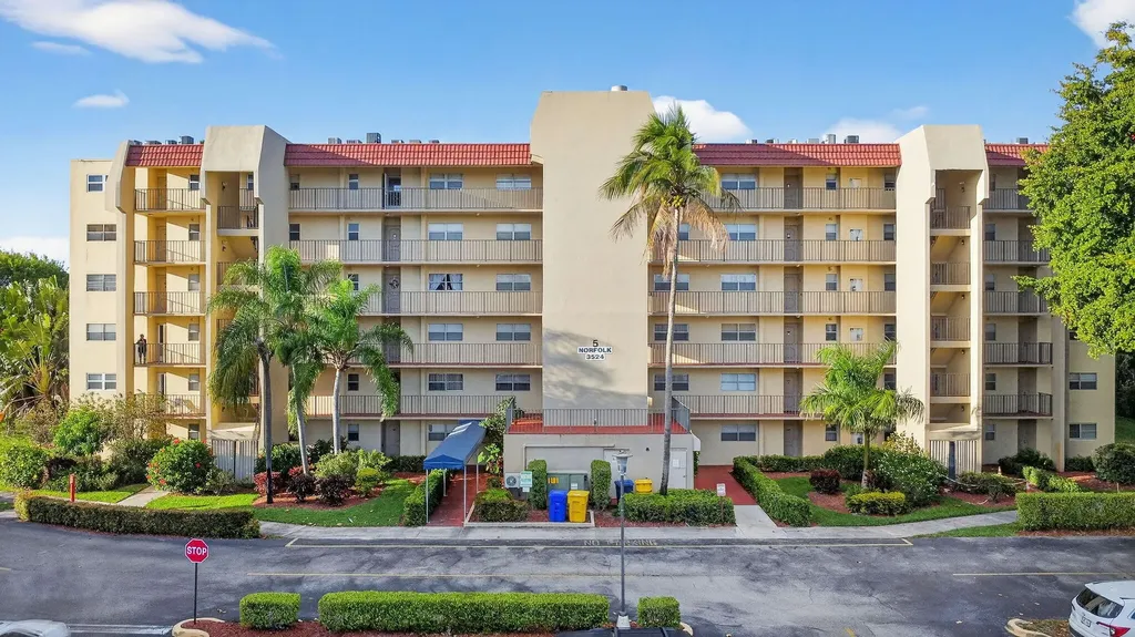 3524 Via Poinciana, 303 Lake Worth FL 33467