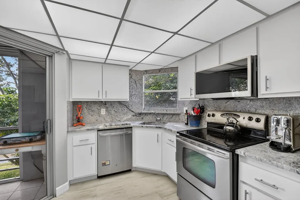 3524 Via Poinciana, 303 Lake Worth FL 33467