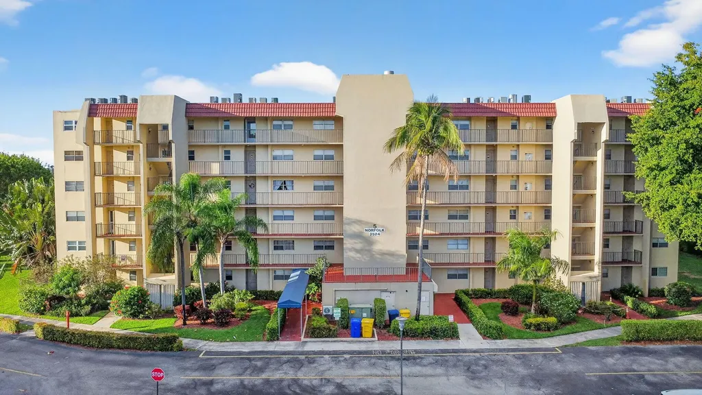 3524 Via Poinciana, 303 Lake Worth FL 33467
