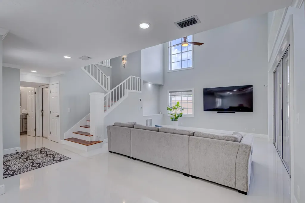 17 Selby Lane Palm Beach Gardens FL 33418