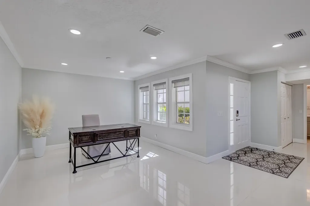 17 Selby Lane Palm Beach Gardens FL 33418
