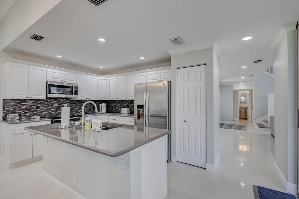 17 Selby Lane Palm Beach Gardens FL 33418