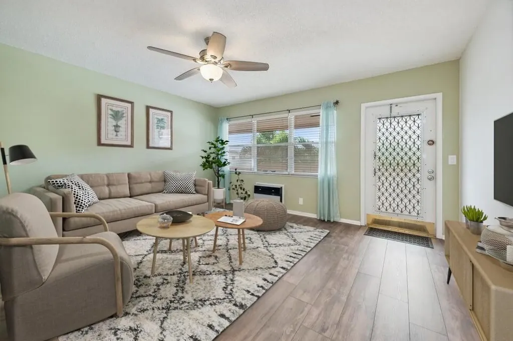 98 Ventnor E Deerfield Beach FL 33442