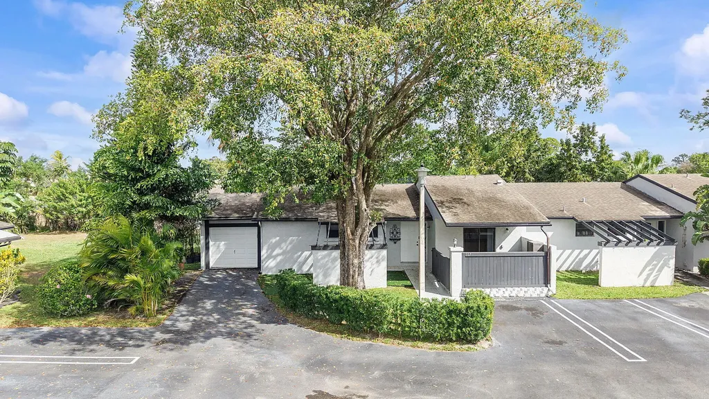 107 Conaskonk Circle Royal Palm Beach FL 33411