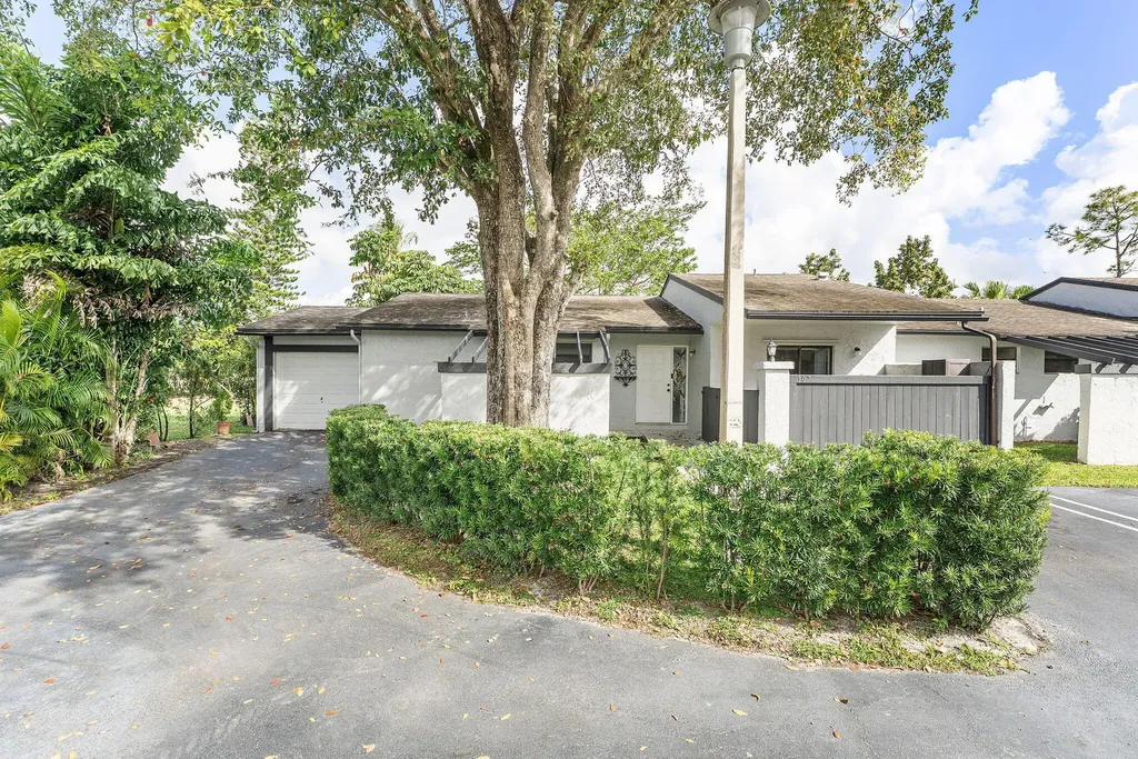 107 Conaskonk Circle Royal Palm Beach FL 33411