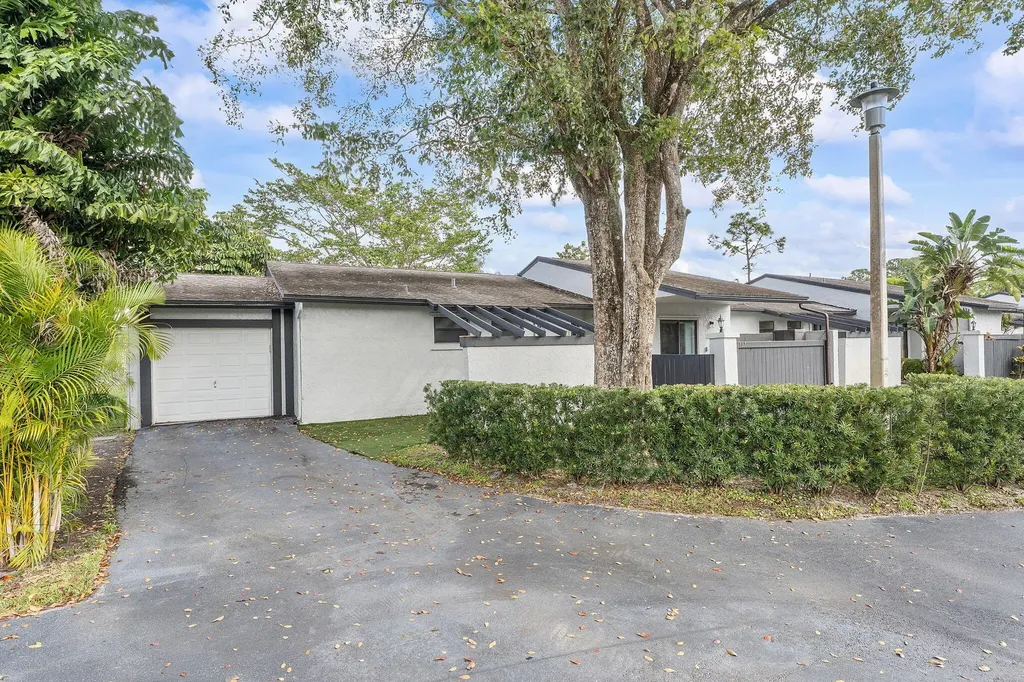 107 Conaskonk Circle Royal Palm Beach FL 33411
