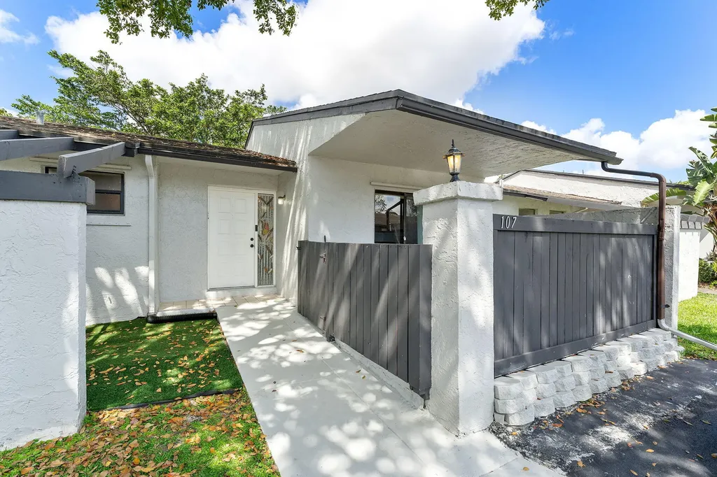 107 Conaskonk Circle Royal Palm Beach FL 33411