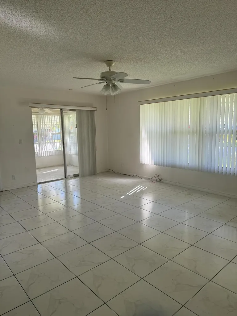 211 Country Lane E Boynton Beach FL 33435