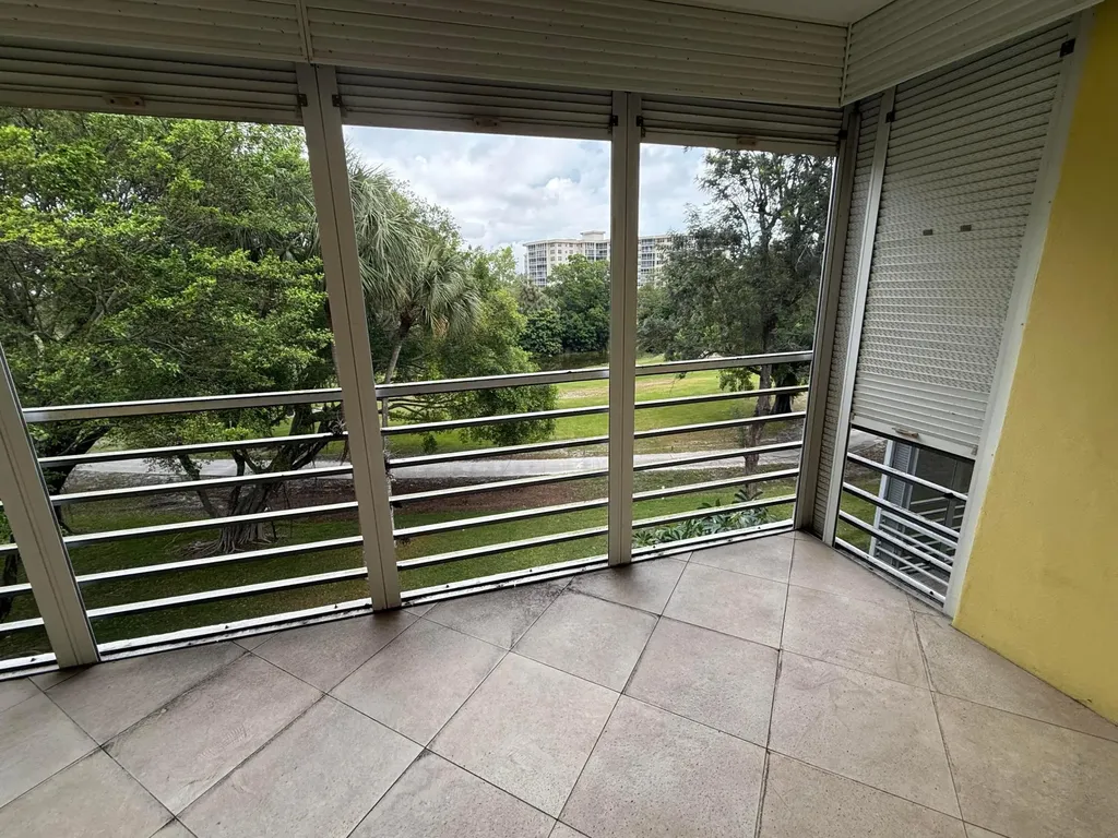 3930 Oaks Clubhouse Drive Pompano Beach FL 33069