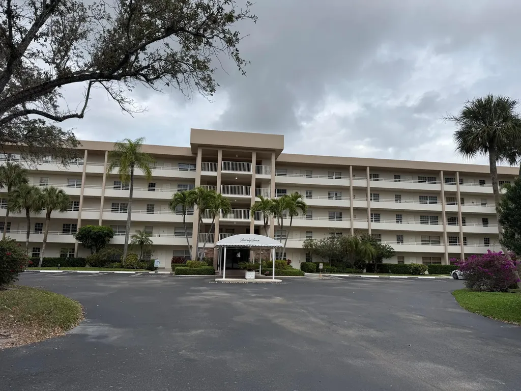 3930 Oaks Clubhouse Drive Pompano Beach FL 33069