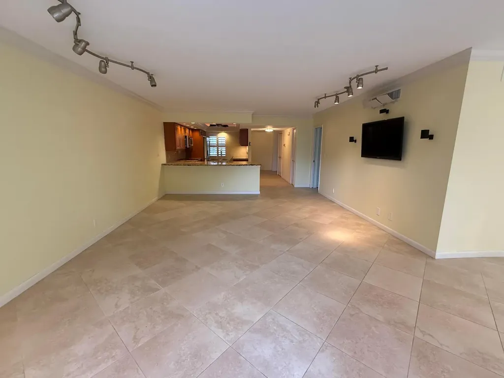 3930 Oaks Clubhouse Drive Pompano Beach FL 33069