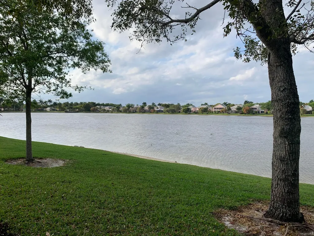 10667 Lake Shore Drive Wellington FL 33414