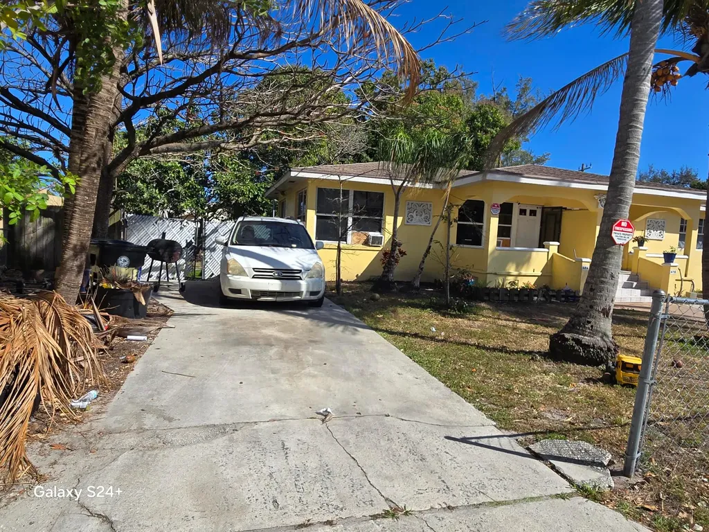 606 S Pine Street Lake Worth FL 33460