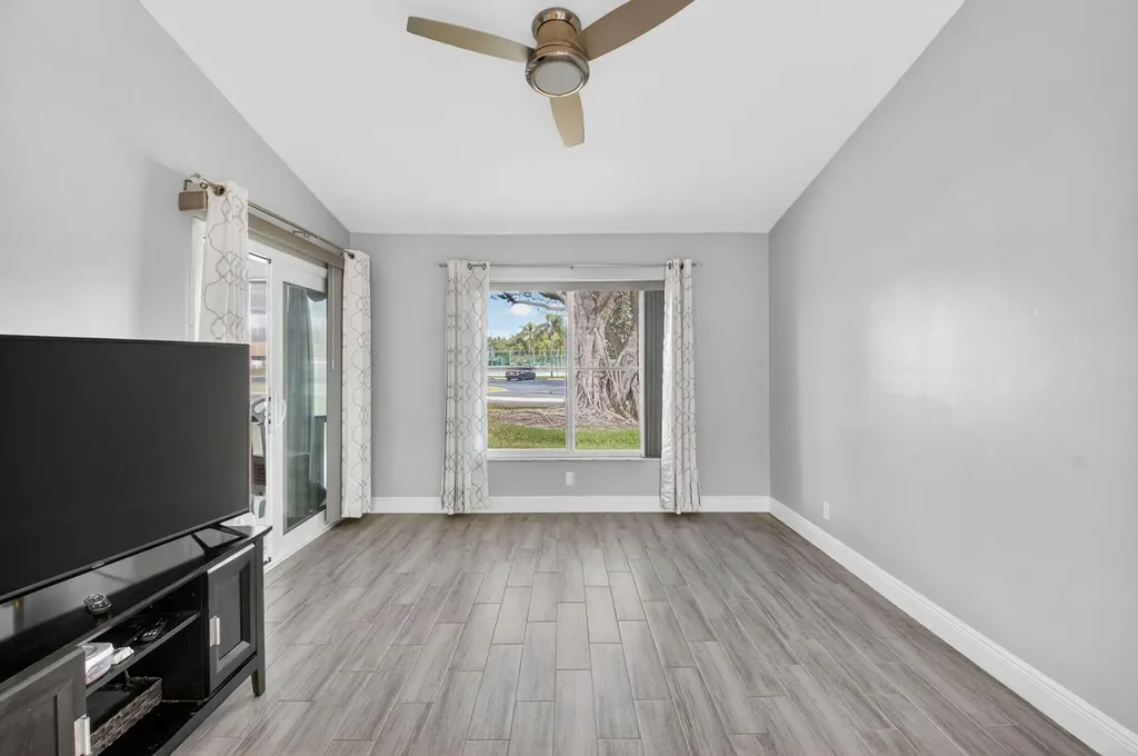 28 Via De Casas Norte Boynton Beach FL 33426