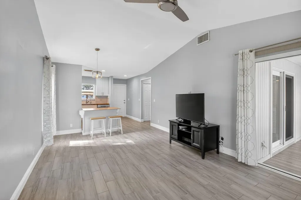 28 Via De Casas Norte Boynton Beach FL 33426