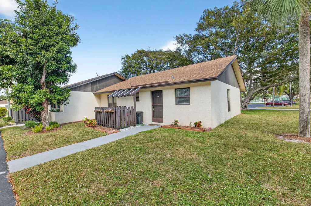 28 Via De Casas Norte Boynton Beach FL 33426
