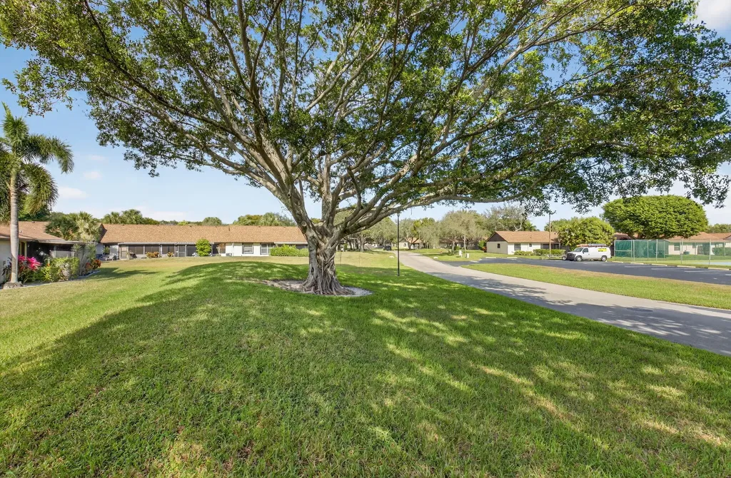 28 Via De Casas Norte Boynton Beach FL 33426