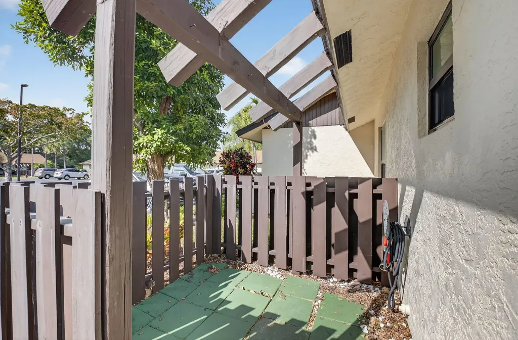 28 Via De Casas Norte Boynton Beach FL 33426