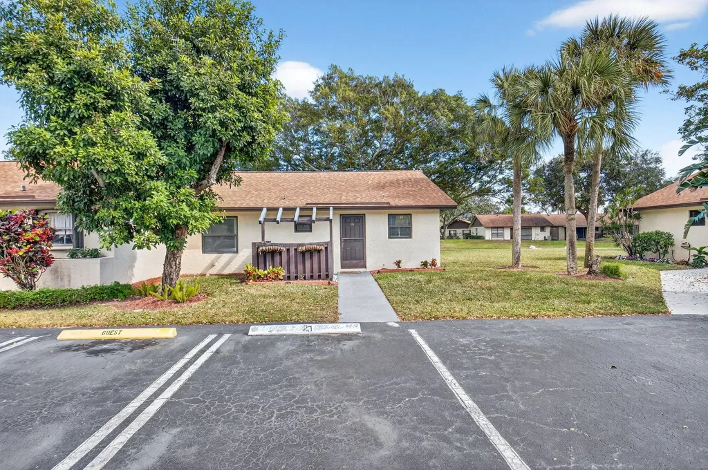 28 Via De Casas Norte Boynton Beach FL 33426