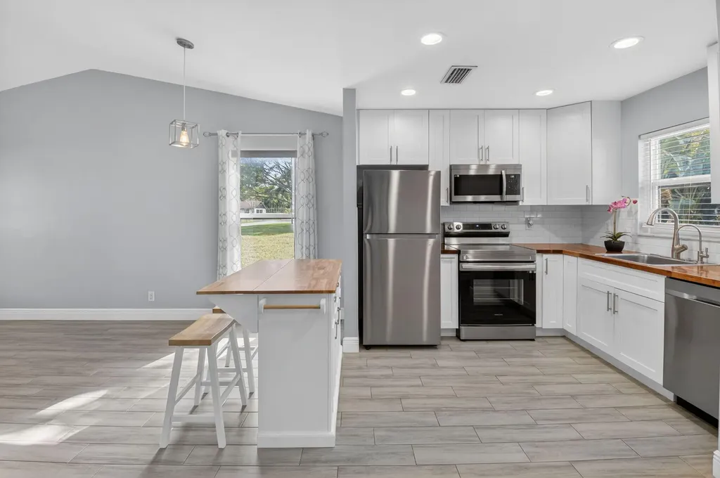 28 Via De Casas Norte Boynton Beach FL 33426
