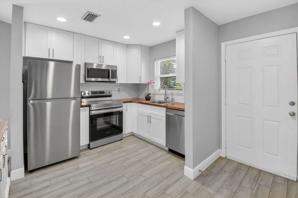 28 Via De Casas Norte Boynton Beach FL 33426