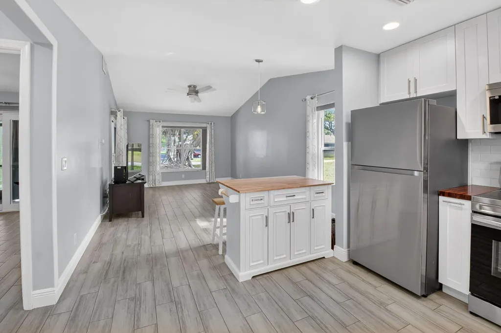 28 Via De Casas Norte Boynton Beach FL 33426