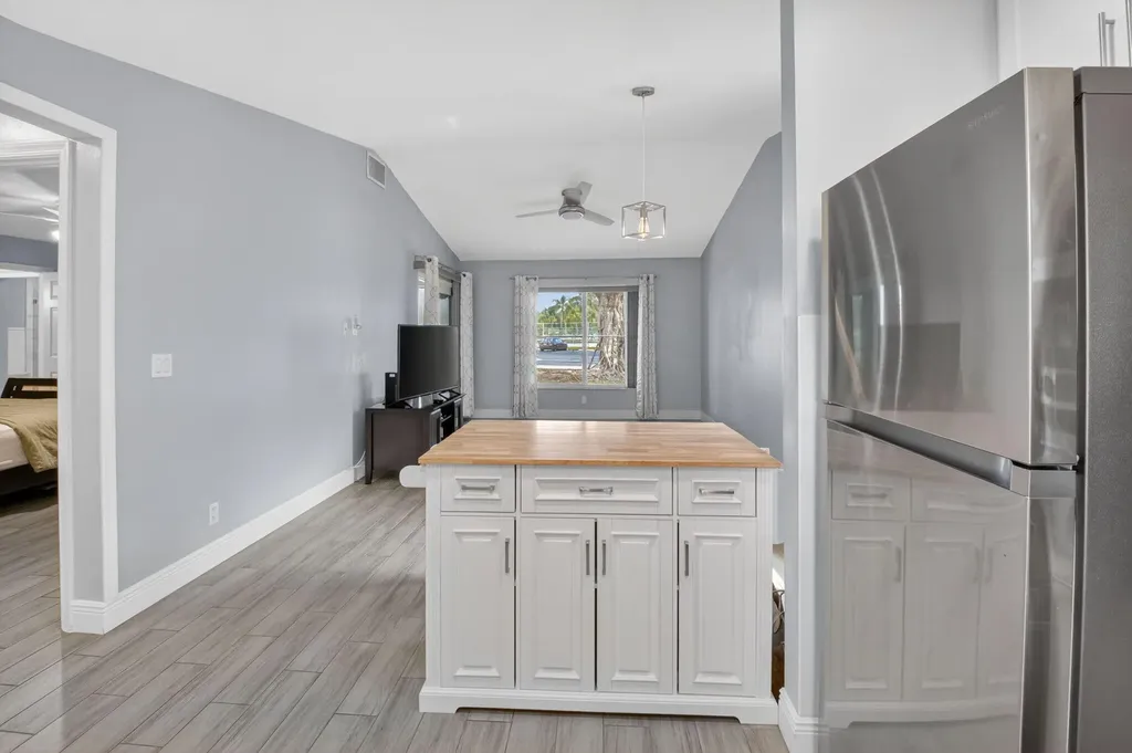28 Via De Casas Norte Boynton Beach FL 33426