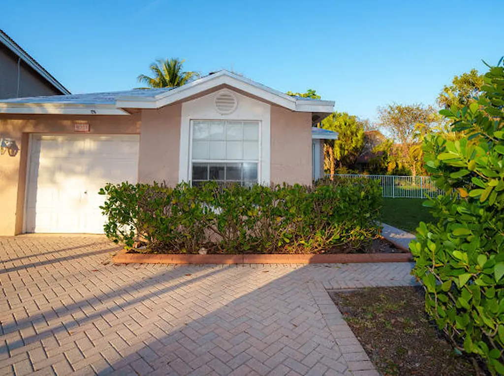 9201 NW 55th Street Sunrise FL 33351